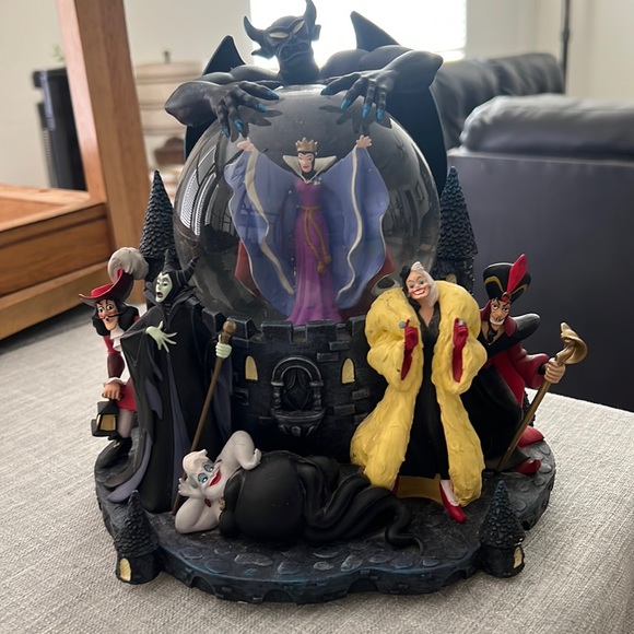 Disney villains snow globe (no sound box) included doesn’t make sound - Picture 1 of 4